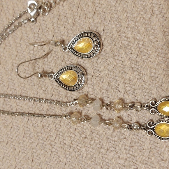 Avon Vintage Necklace and Earring Set - Picture 3 of 5